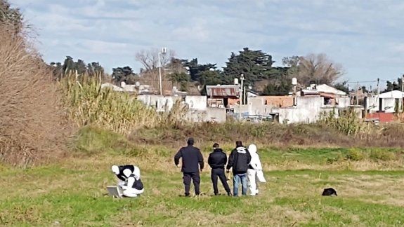 Horror en Merlo: hallaron el cuerpo de una mujer mientras jugaban al fútbol