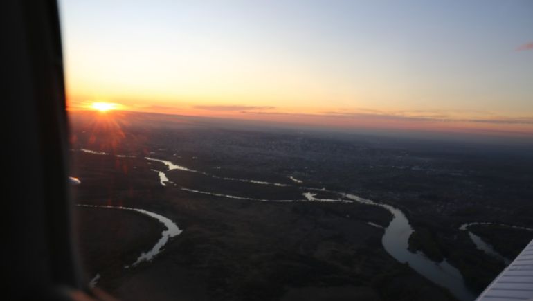 Volar por la ciudad: así se ve el atardecer neuquino desde el aire