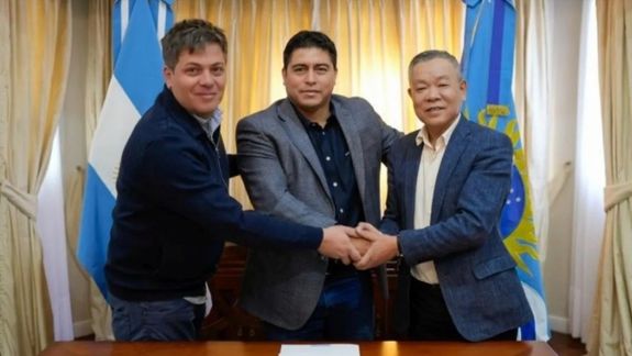 El gobernador de Santa Cruz, Claudio Vidal (centro), con Lan Pingyong, presidente de la pesquera Hong Dong y Jonatan Tor, titular de la socia argentina Hexarmona Capital.&nbsp;