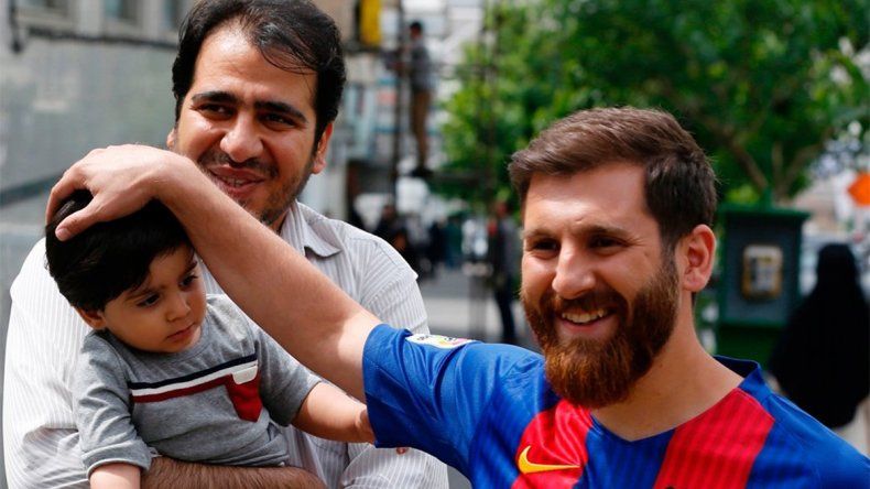 Detuvieron en Irán al doble de Messi por armar lío en las calles