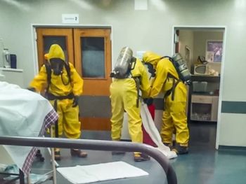 Los bomberos de Santa Cruz debieron usar trajes especiales y máscaras de oxígeno para protegerse y poder manipular el formol al 40%.