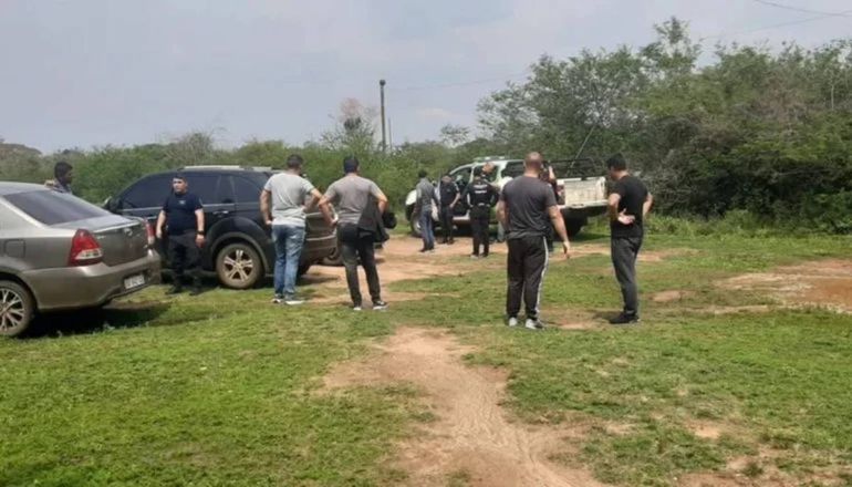 A unos 15 metros de la casa donde ocurri&oacute; el doble femicidio, la polic&iacute;a encontr&oacute; cables, una silla y un buzo, por lo que tienen la sospecha de que quiso ahorcarse.