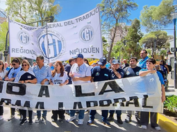 La marcha contra la reforma laboral se desarrolla en Neuquén y varias capitales del país La marcha contra la reforma laboral se desarrolla en Neuquén y varias capitales del país