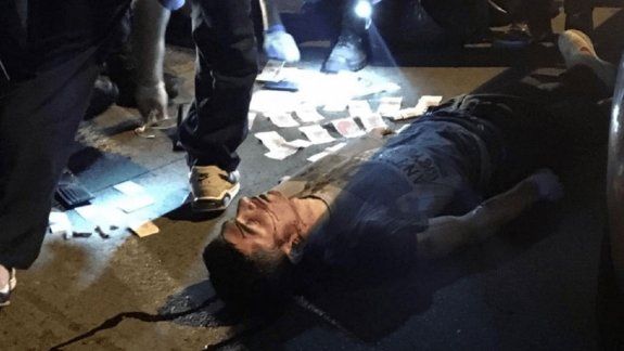 El policía estaba en sus horas libres pero portaba el arma reglamentaria cuando el ladrón, que era su pasajero, quiso asaltarlo con un cuchillo.