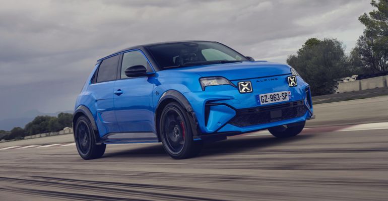 Aunque más modesto que los súper autos que manejan otros pilotos, el Alpine A290 de Franco Colapinto es un eléctrico de 220 CV que fue elegido en Europa como Auto del año. Foto: Alpine Cars Aunque más modesto que los súper autos que manejan otros pilotos, el Alpine A290 de Franco Colapinto es un eléctrico de 220 CV que fue elegido en Europa como Auto del año. Foto: Alpine Cars