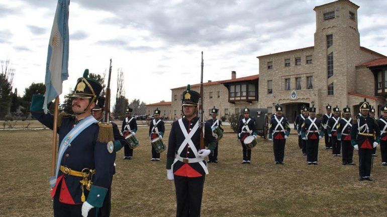 Los soldados del RIM 10 con el uniforme histórico desfilarán en Tucumán.