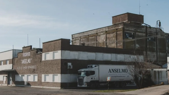 El frigorífico se decretó en quebra con millonarias deudas a sus espaldas.