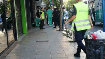una mujer policia, baleada por su ex pareja en la calle