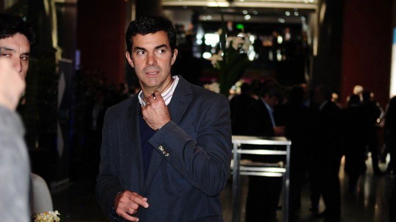 Los chicos no dejaron avanzar la camioneta del gobernador.