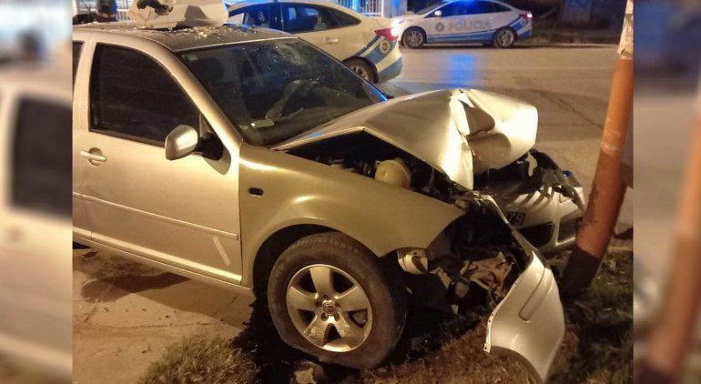 Chocó contra un poste y destruyó el auto del padre