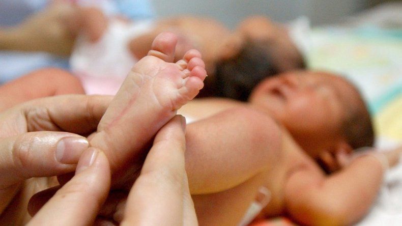 Tuvo un bebé de un embrión congelado  desde hacía 16 años