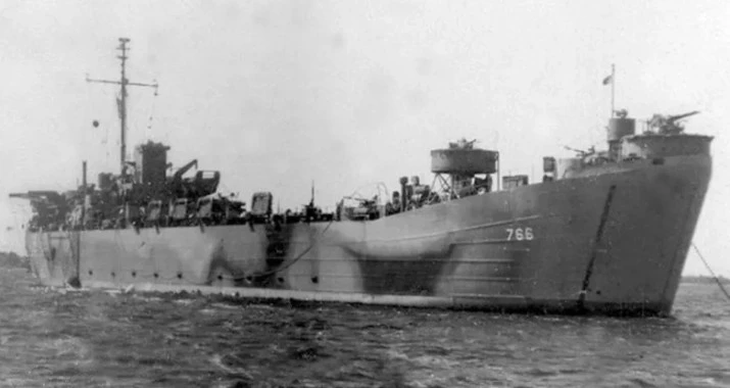 Con cuatro viejas barcazas de desembarco de la Segunda Guerra Mundial de la marina estadounidense, fundaron la Compañía Naviera Perez Companc SACFIMFA que se dedicó al transporte de lana de ovina desde Santa Cruz. Foto: www.eldiarionuevodia.com.ar Con cuatro viejas barcazas de desembarco de la Segunda Guerra Mundial de la marina estadounidense, fundaron la Compañía Naviera Perez Companc SACFIMFA que se dedicó al transporte de lana de ovina desde Santa Cruz. Foto: www.eldiarionuevodia.com.ar