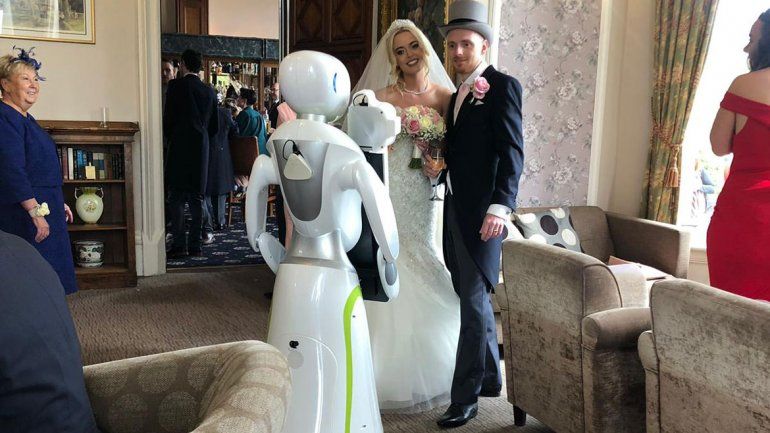 Pareja se casa y contrata a una robot como fotógrafa