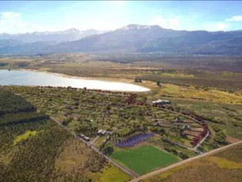 La zona de Pueblo Carao, con la laguna recientemente declarada como reserva urbana, muy cerca de Esquel. 