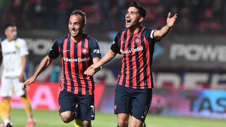 Blandi festeja con sus compañeros&nbsp;