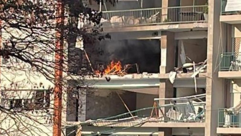 Explosión e incendio en un edificio dejó tres heridos graves
