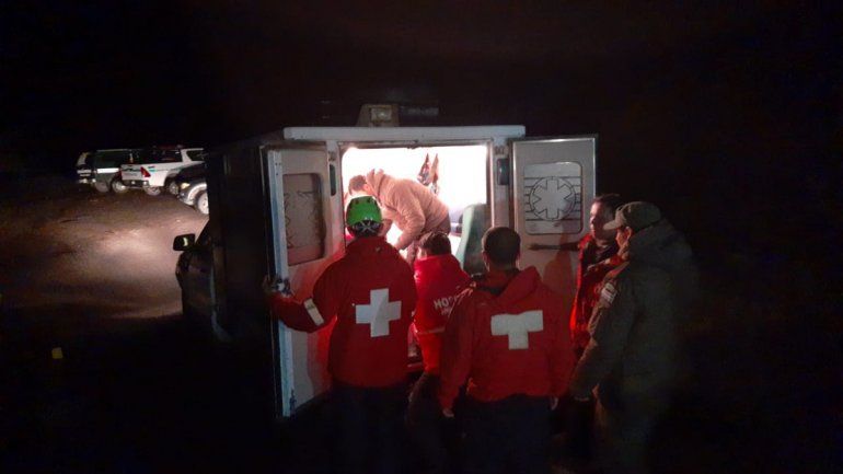 Rescatan a una pareja que fue sorprendida por viento blanco cuando ascendían el Lanín