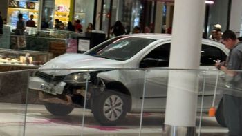 Automovilista embistió el vidrio de un shopping a toda velocidad, el frente del coche quedó destruido. Automovilista embistió el vidrio de un shopping a toda velocidad, el frente del coche quedó destruido.