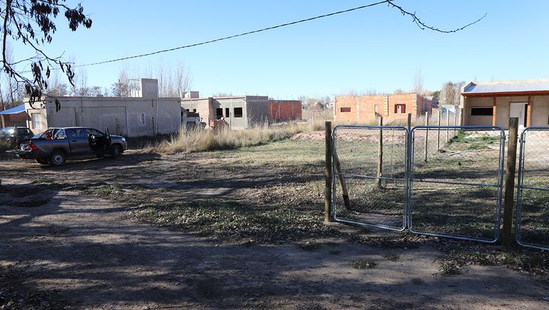 En el loteo hay solo algunas viviendas que construyeron sin autorización de la cooperativa de los 36 lotes que existen, En el loteo hay solo algunas viviendas que construyeron sin autorización de la cooperativa de los 36 lotes que existen,