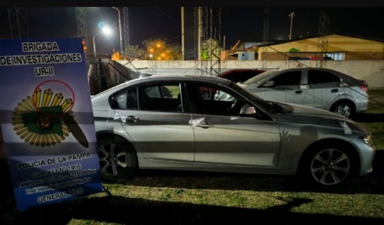 Conscientes de lo difícil que resultaría perseguir al poderoso BMW en una eventual fuga, los policías lo siguieron sigilosamente y recién detuvieron al conductor cuando se bajó. Conscientes de lo difícil que resultaría perseguir al poderoso BMW en una eventual fuga, los policías lo siguieron sigilosamente y recién detuvieron al conductor cuando se bajó.