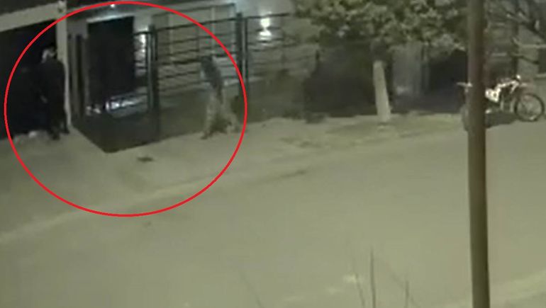 El video que muestra cómo se robaron una camioneta de un garage en segundos