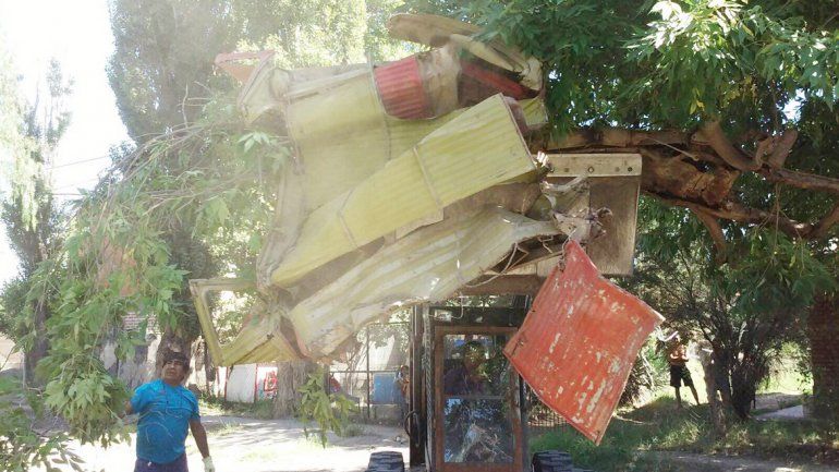 Se retiró el esqueleto de un vehículo que estaba abandonado en la calle.