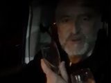 El escandaloso video de un funcionario tomando alcohol mientras manejaba