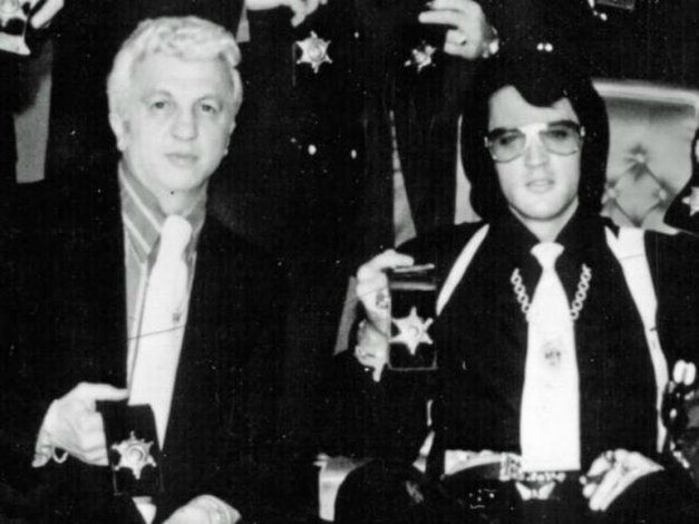 Elvis junto a George Nichopoulos. 