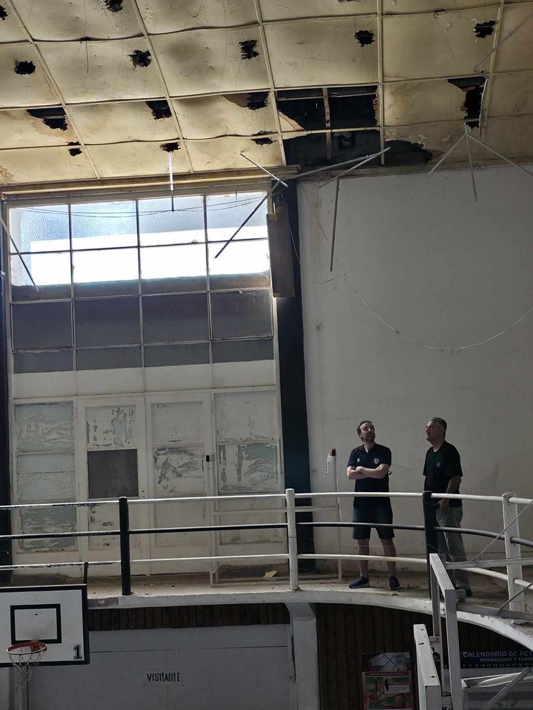 Luca Mancini junto a Juan Pablo Andreotti, uno de los referentes del basquet, en la cancha que está en remodelación. 