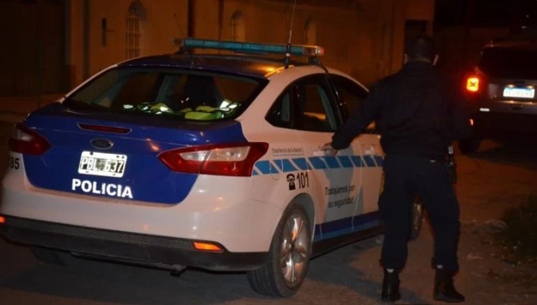 La policía de Santa Cruz allanó la casa de la pareja sospechada, pero no halló las pertenencias del menor asaltado (imagen de archivo). La policía de Santa Cruz allanó la casa de la pareja sospechada, pero no halló las pertenencias del menor asaltado (imagen de archivo).