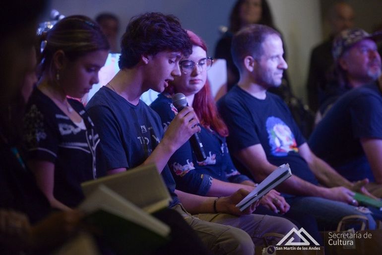 Mateo Gael Barros leyó en la Feria Regional del Libro de San Martín de los Andes su cuento