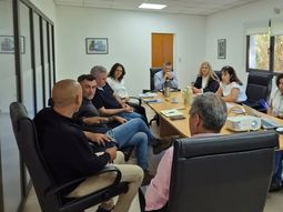 Funcionarios, productores y técnicos...todos nuevamente reunidos para evaluar los costos de producicón.