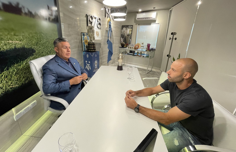 Mascherano junto a Tapia.&nbsp;