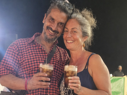De la chacra al podio: Con más de 96 puntos en una cata a ciegas, el fernet patagónico se impuso como uno de los mejores del certamen internacional. De la chacra al podio: Con más de 96 puntos en una cata a ciegas, el fernet patagónico se impuso como uno de los mejores del certamen internacional.