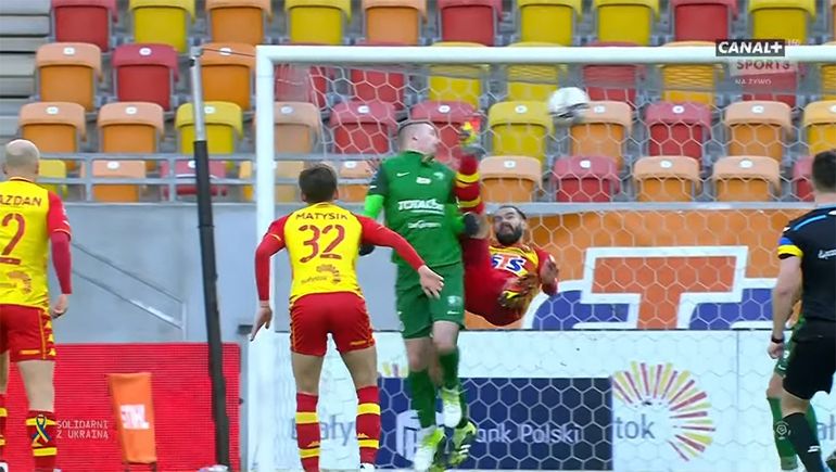 Chilena, KO y expulsión: insólita jugada en el fútbol de Polonia