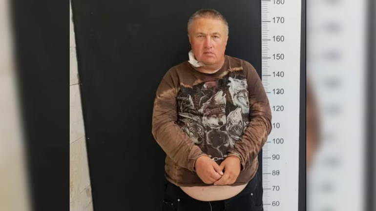 Konstantin Rudnev, el líder de la secta rusa de trata que operaba en la Patagonia, cuando fue detenido en marzo de 2025. Konstantin Rudnev, el líder de la secta rusa de trata que operaba en la Patagonia, cuando fue detenido en marzo de 2025.