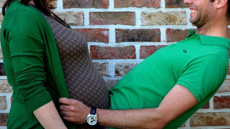 La reciente madre contó que estaba con tremendas contracciones cuando su pareja la tomó por la fuerza. El hombre niega los cargos. Decide la Justicia.