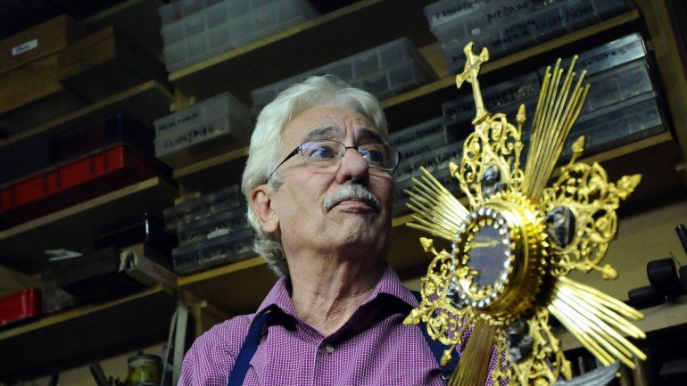 El orfebre del bastón presidencial denunció un llamado intimidatorio