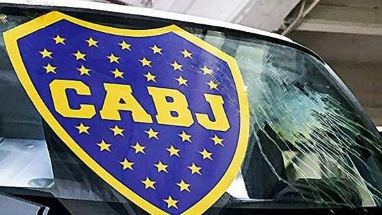 Otra vez el micro de Boca fue apedreado antes de una final
