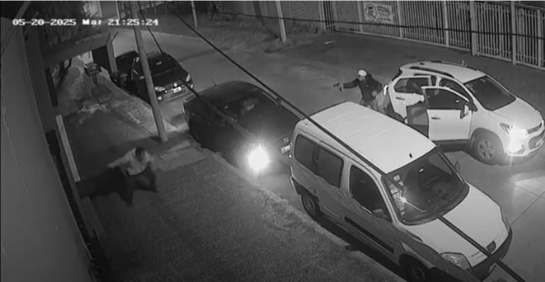 El momento en el que el empleado del club le tira una silla al ladrón armado, en La Matanza. El momento en el que el empleado del club le tira una silla al ladrón armado, en La Matanza.