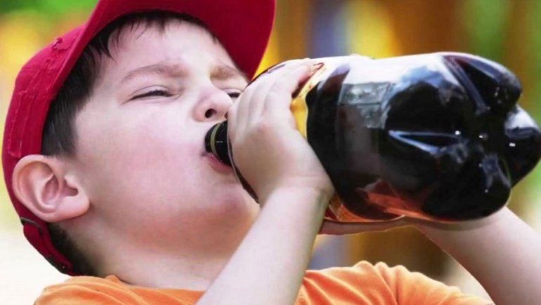 Mucha bebida azucarada puede afectar a los nenes