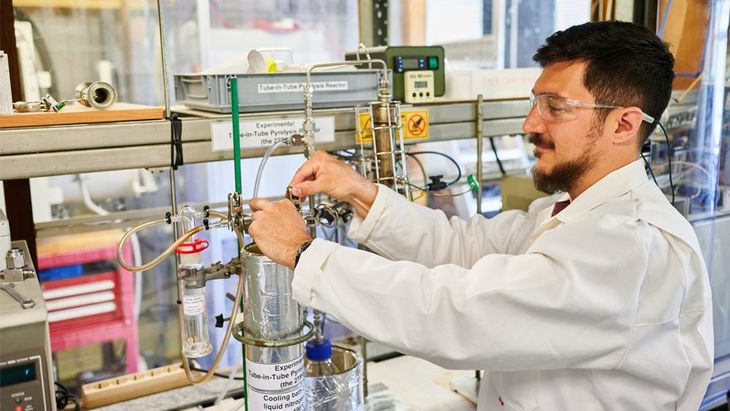 Martín Palazzolo trabaja en el laboratorio con el reactor experimental. Foto: gentileza investigador. Martín Palazzolo trabaja en el laboratorio con el reactor experimental. Foto: gentileza investigador.