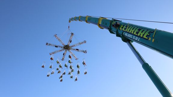 Fiesta de la Confluencia 2026: cómo son las sillas voladoras para conocer la Isla 132 desde lo más alto
