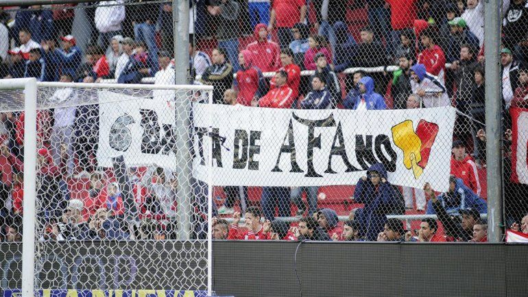 Basta de AFAno decía labandera en la tribuna del Rojo.