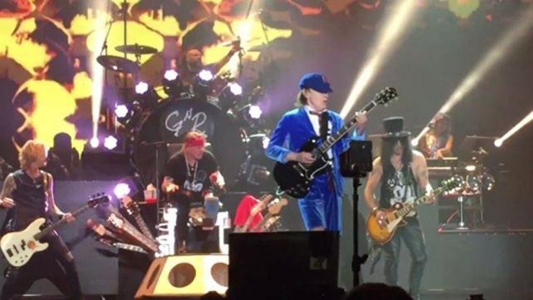Angus Young tocó junto a los Guns anticipando los shows de AC/DC.