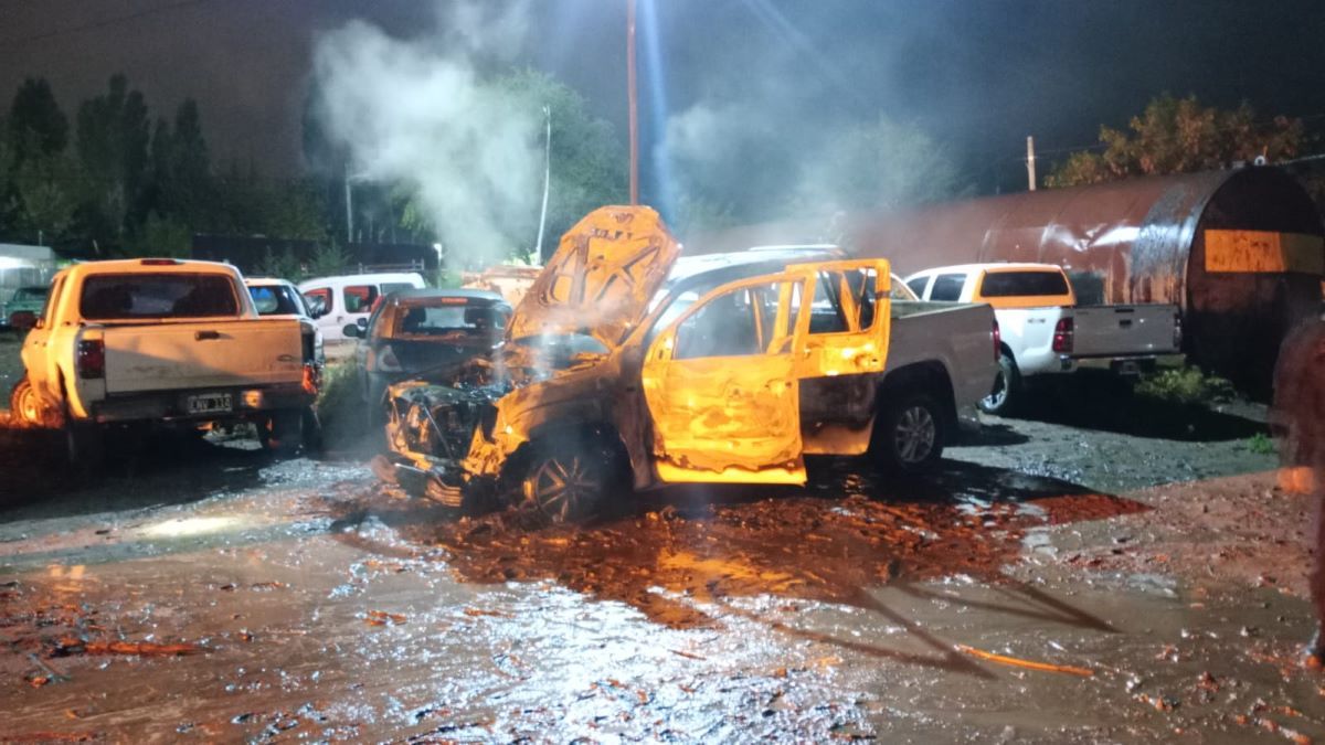 La camioneta Amarok que días atrás estuvo involucrada en un trágico incidente vial en el que murió una joven embarazada junto a su bebé resultó totalmente destruída por el fuego.&nbsp;