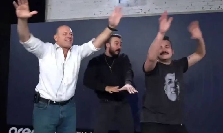 Sergio Berni bailó música de los 80 en un canal de streaming y se viralizó: video