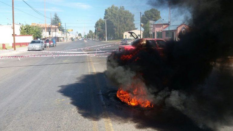 Municipales de ATE levantaron el corte en los accesos a Plaza Huincul