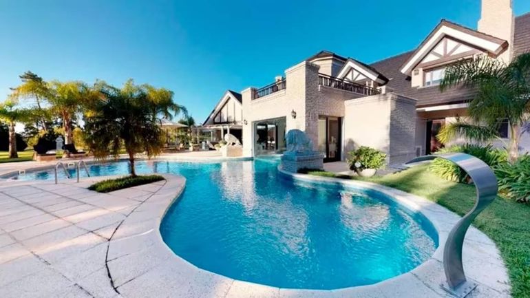 La mansión del empresario en Punta del Este tiene más de 1.700 M2 y cuenta con habitaciones en suite, escaleras y pisos del mármol. Foto: Google. La mansión del empresario en Punta del Este tiene más de 1.700 M2 y cuenta con habitaciones en suite, escaleras y pisos del mármol. Foto: Google.