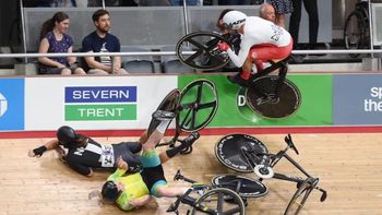 escalofriante: un ciclista se salio de pista y embistio a un grupo de espectadores escalofriante: un ciclista se salio de pista y embistio a un grupo de espectadores